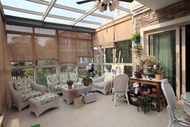 露天院子封閉成陽光房，農村又一景色，這么裝修的不在少數